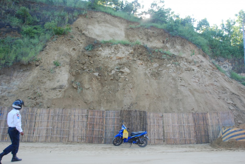 写真６　土砂崩れ
